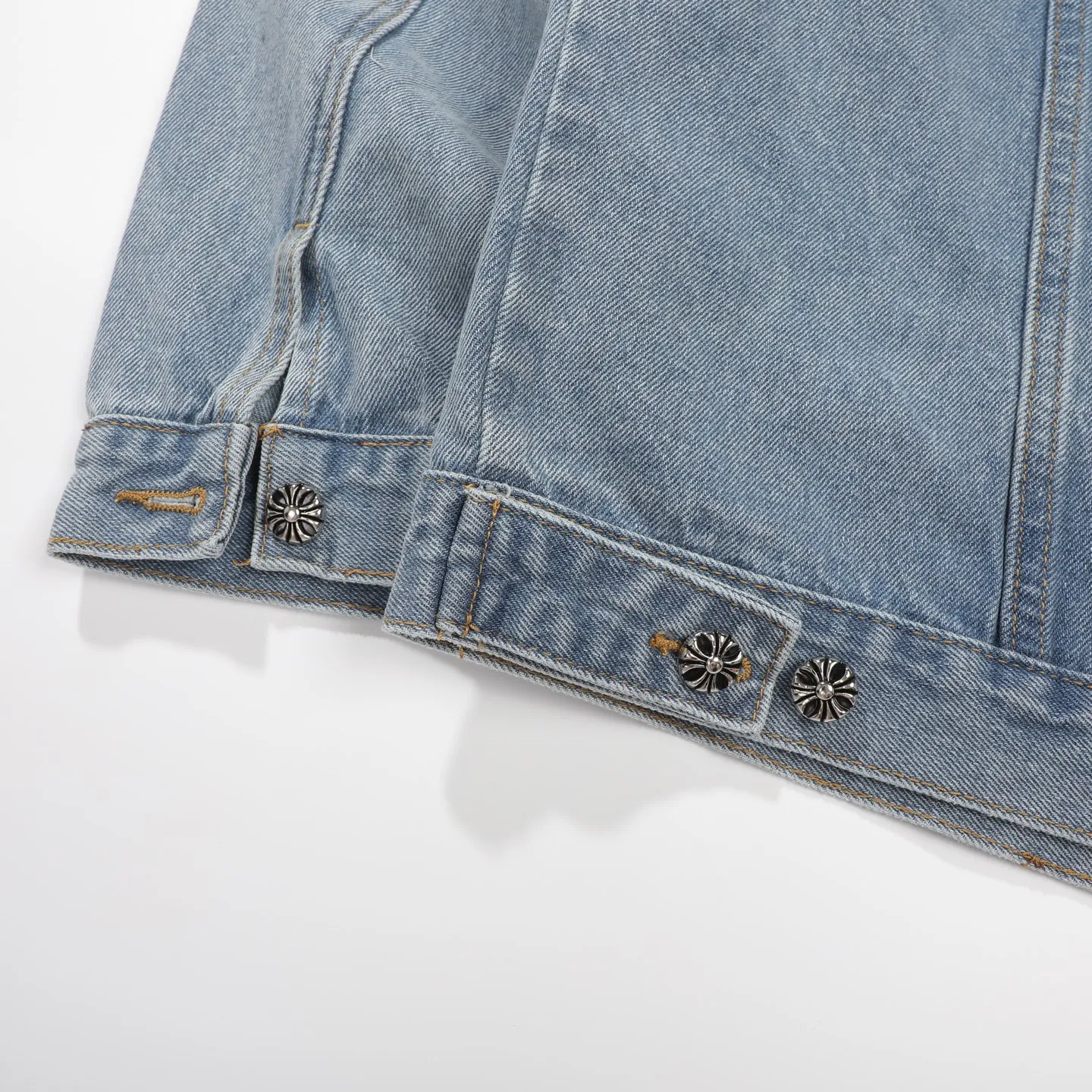 P270 Chrome/Hearts Chrome/Hearts Sanskrit embroidered cross-paved leather denim jacket. The whole piece of clothing is really heavy-duty. It is made of denim denim imported from Japan. It is washed after the finished product. The loss rate is very high. The overall distressed craftsmanship has a stylish upper body. The classic Sanskrit embroidery design on the back. The Behringer embroidery machine is precise and three-dimensional because of the old craftsmanship. From the hardware to the three labels, all molds are re-opened and made to order. 100% restored craftsmanship. Including the silver thread anti-counterfeiting, all are redone this year. All cross leathers are laser aligned. The leather difference is definitely not the same as the super fiber leather on the market. It uses this year’s new sheep leather. The finished embroidery guarantees the overall quality❗️ Color: light blue Size: S M L XL